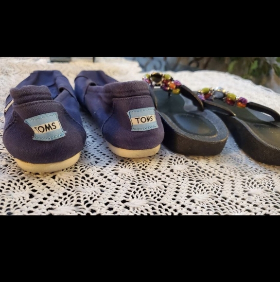 Toms Woman's Classic Navy Canvas Slip-on Shoes & Beaded Flip Flops Bundle - Picture 3 of 9